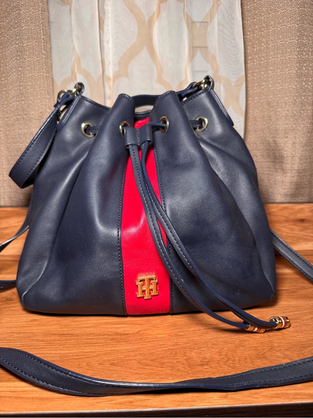 🛍️3/$65🛍️ Tommy Hilfiger Navy and Red Leather Drawstring Bucket Crossbody